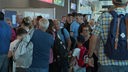 Wartende Reisende am Düsseldorfer Flughafen