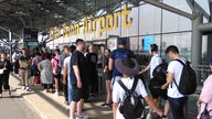 23.07.2022, Köln: Eine lange Lange Warteschlange am Flughafen Köln-Bonn