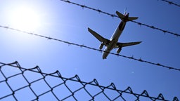 Flugezug im Landeanflug auf den Airport Köln/Bonn