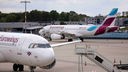 Flugzeuge stehen am Boden des Flughafen Köln Bonn