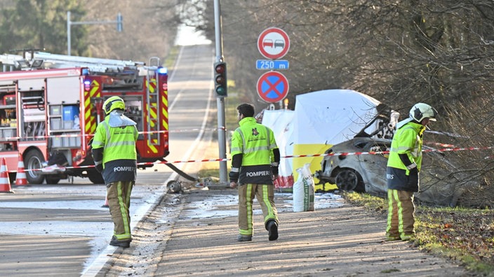 Rettungskräfte arbeiten an der Absturzstelle 