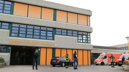 Einsatzkräfte der Feuerwehr am 24.03.2015 in Haltern am See (Nordrhein-Westfalen) vor dem Joseph-König-Gymnasium.