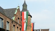 NRW-Flagge auf Halbmast am Düsseldorfer Rathaus