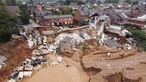 Eine Drohnen-Aufnahme zeigt überflutetes Wohngebiet