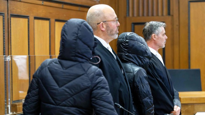  Die beiden Angeklagten und die Rechtsanwälte Lutz Adam und Marius Kuschka stehen vor Verhandlung