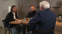 Frank-Walter Steinmeier in Espelkamp mit Minh Thu Tran und Florian Gregorzyk