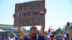 Fan hält Plakat hoch mit der Aufschrift: "Camembert better than Pierogi"