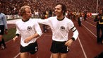 Franz Beckenbauer und Berti Vogts auf der Ehrenrunde