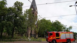 Feuerwehr steht vor Trümmern 