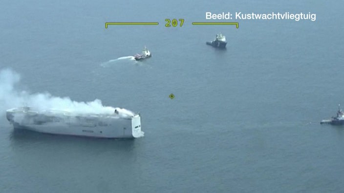 Der brennende Frachter in der Nordsee wird von mehreren Rettungsschiffen umkreist.