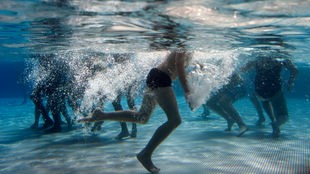 Kinder spielen im Freibad Hausen im Wasser (Unterwasseraufnahme).