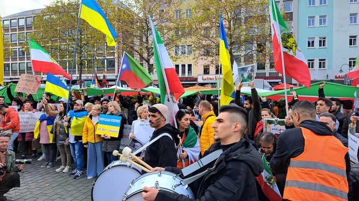 Demonstranten wollen mit dem Freiheitsmarsch ein Zeichen der Solidarität für die Ukraine und den Iran setzen