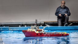 Ein Modell des Rettungsschiffes kreuzt in einem großen Wasserbecken auf der Messe Intermodellbau
