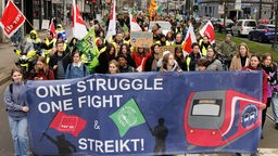 Bewegung Fridays for Future demonstriert gemeinsam mit Gewerkschaft Verdi