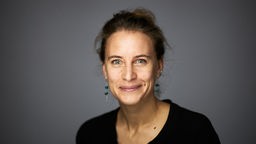 Klimaforscherin Friederike Otto schaut in die Kamera
