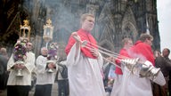 07.06.2012, Nordrhein-Westfalen, Köln: Ein Messdiener schwenkt während der Fronleichnamsprozession ein Weihrauchfass