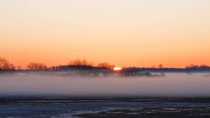 Frostige Landschaft bei Sonnenaufgang