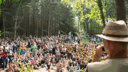 Michael Zobel spricht zu Besuchern im Hambacher Forst