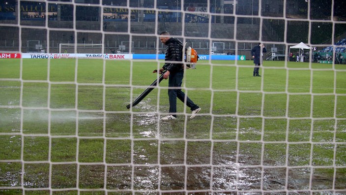DFB-Pokal-Viertelfinale: Der Rasen in Saarbrücken steht unter Wasser