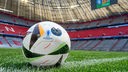 Fußball-EM: Ball liegt auf dem Stadionrasen