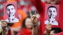 Türkische Fans zeigen beim EM-Viertelfinale Niederlande - Türkei den Wolfsgruß und halten Portraits von Merih Demiral hoch