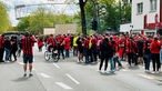 Leverkusen im Partyfieber - Menschen feiern auf der Straße 