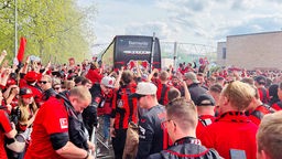 Der Mannschaftsbus von Bayer Leverkusen auf dem Weg ins Stadion