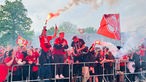 Leverkusener Fans begrüßen die Mannschaft 