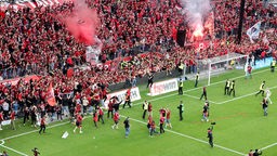 Das Spiel wurde pausiert, nachdem Leuchtraketen in Leverkusener Fankurve gezündet wurden