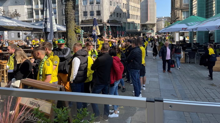 BVB-Fans stehen vor einem Brauhaus Schlange.
