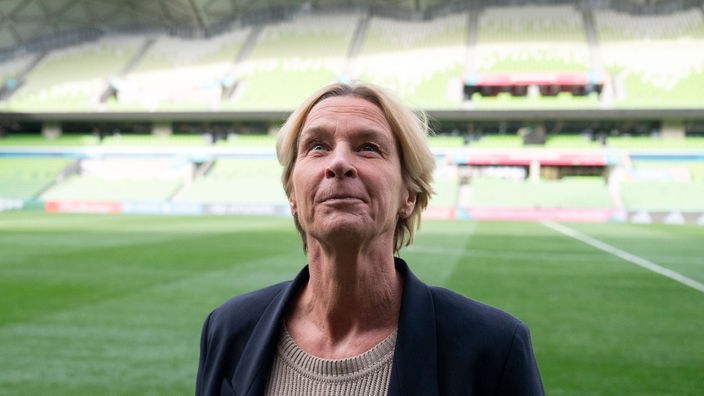 Melbourne-Stadium: Martina Voss-Tecklenburg, Bundestrainerin der deutschen Frauen-Fußballnationalmannschaft, steht im Stadion