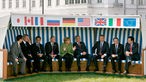 Die G-8-Chefs sitzen in einem großen Strandkorb vor dem Tagungshotel.