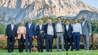 Die Chefs haben sich beim G7 Treffen auf Schloss Elmau nach dem Abendessen zu einem informellen Gruppenbild an der ·Merkel - Obama· Bank aufgestellt. 