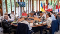 Die G7-Gipfelteilnehmer tagen, während der ukrainische Präsident Selenskyj per Videokonferenz zugeschaltet ist.