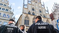 Polizeibeamte stehen vor dem Historischen Rathaus in Münster, wo sich morgen die Teilnehmer der G7 treffen.