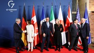 Die deutsche Außenministerin Annalena Baerbock mit ihren Amtskollegen Melanie Joly (Kanada), Yoshimasa Hayashi  (Japan), James Cleverly (Großbritannien), Josep Borrell (EU) und Antonio Tajani (Italien) 