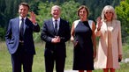 Der französische Präsident Emmanuel Macron und Brigitte Macron werden von Bundeskanzler Olaf Scholz (SPD) und seiner Frau Britta Ernst zum G7-Gipfel auf Schloss Elmau begrüßt