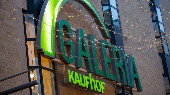 Bonn: Blick auf das Logo des Kaufhaus Galeria Kaufhof in der Innenstadt