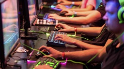 Gamer auf einer Computerspielmesse