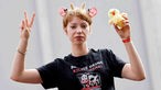 Musikerin Raffaela Raab, auch bekannt als Die Militante Veganerin , demonstriert auf der Gamescom 2023 vor dem Red Bull