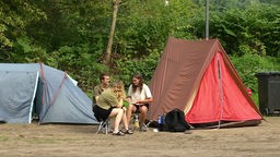 Menschen campen im Kölner Rheinpark vor dem Start der Gamescom
