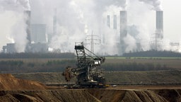 Ein Bagger steht in Erkelenz im Braunkohle-Tagebau Garzweiler.