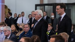 Hendrik Wüst (r, CDU), Ministerpräsident von Nordrhein-Westfalen, und Bundespräsident Frank-Walter Steinmeier nehmen im Rahmen der zentralen Gedenkfeier zum Jahrestag der Flut-Katastrophe an einem ökumenischen Gottesdienst in der Herz-Jesu-Kirche teil