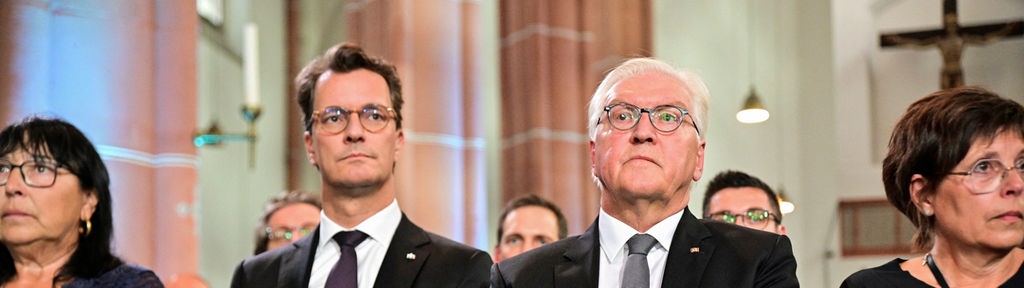 Hendrik Wüst (l, CDU), Ministerpräsident von Nordrhein-Westfalen, und Bundespräsident Frank-Walter Steinmeier nehmen im Rahmen der zentralen Gedenkfeier zum Jahrestag der Flut-Katastrophe an einem ökumenischen Gottesdienst in der Herz-Jesu-Kirche teil