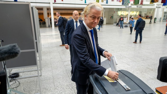 Geert Wilders gibt seine Stimme zur Europawahl ab