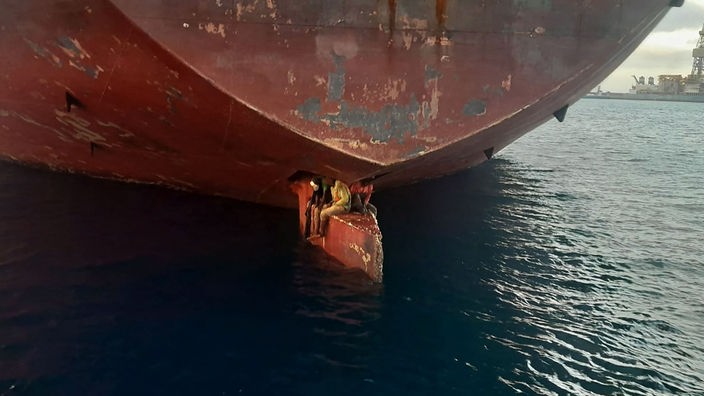 Drei Migranten auf dem Ruder des Öltankers Alithini II vor Las Palmas auf Gran Canaria