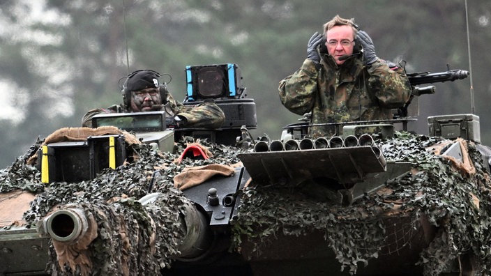 Boris Pistorius (SPD, r), Verteidigungsminister, fährt im Turm eines Leopard 2A6 mit einem Soldaten des Panzerbataillon 203 der Bundeswehr.