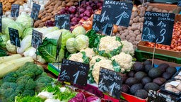 Große Auswahl an frischem Gemüse und Salat zum Verkauf auf einem Markt