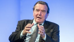  Gerhard Schröder (SPD), ehemaliger Bundeskanzler, spricht vor dem Initiativkreis Mönchengladbach.