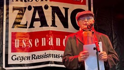 FDP-Politiker Gerhart Baum hält bei der Friedens-Kundgebung Arsch huh eine Rede